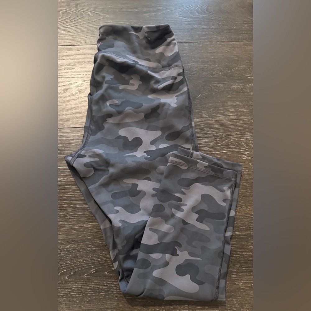 Danskin Women’s Gray Camouflage Leggings size Small